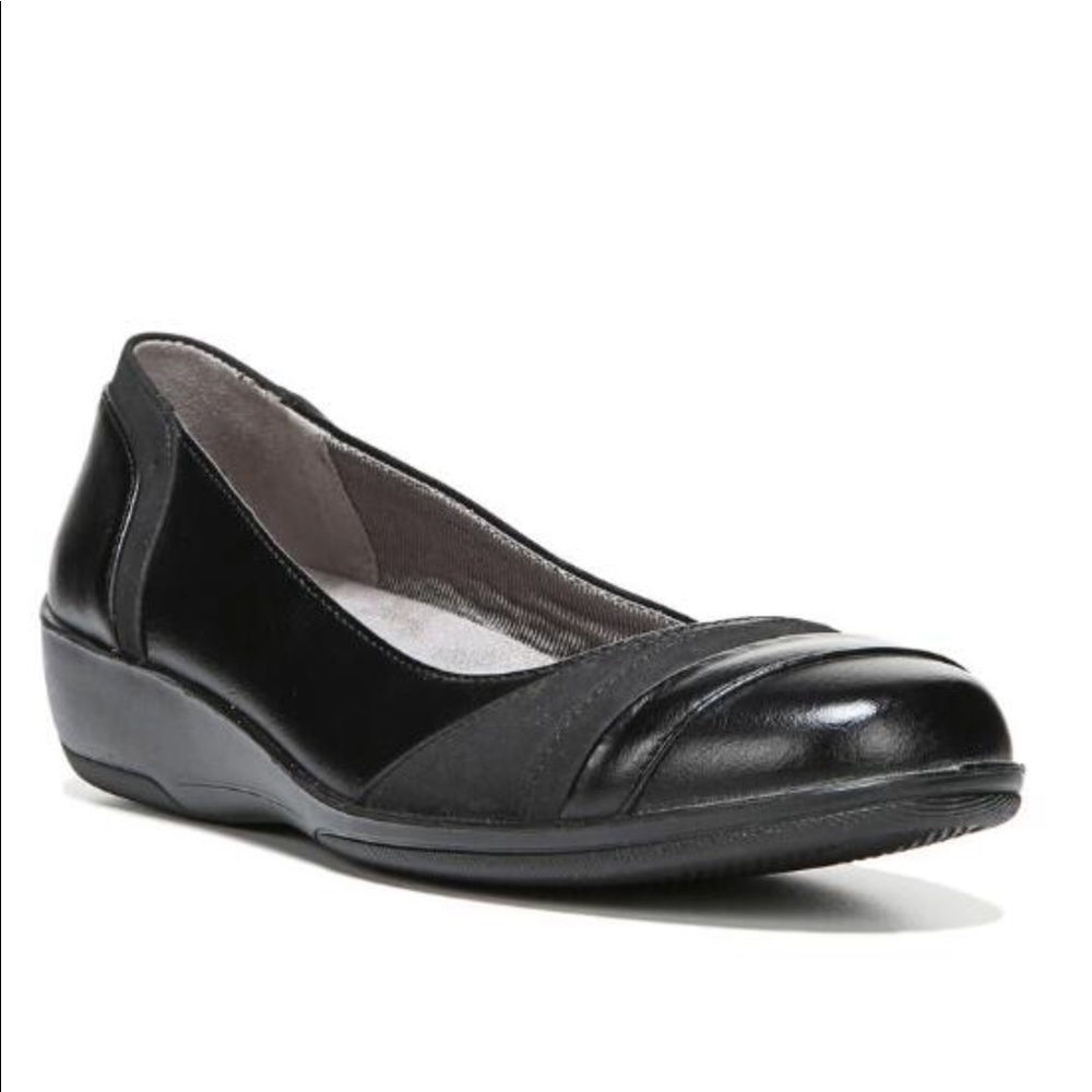 Wedge pump with memory foam for comfort